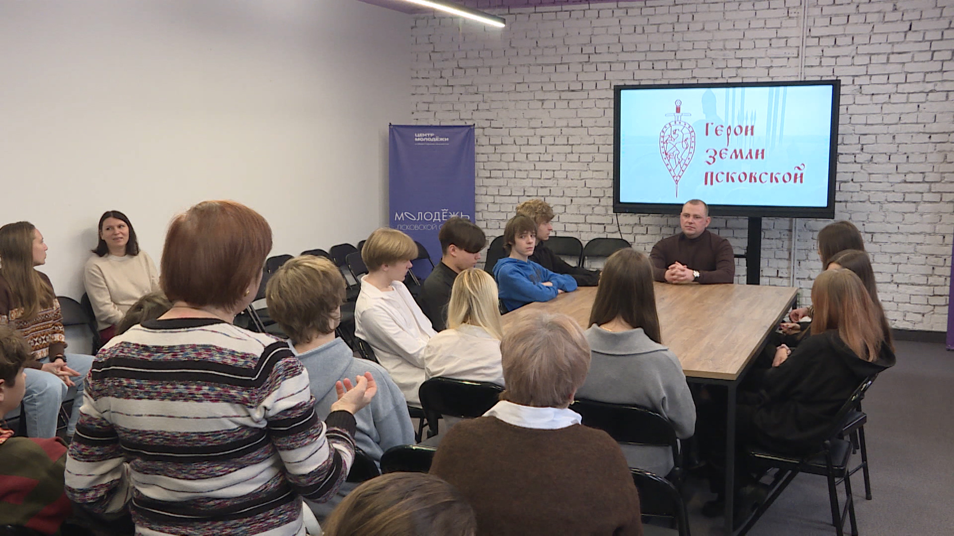 Внести свою лепту: псковские школьники учатся плести маскировочные сети на "Разговорах о важном"