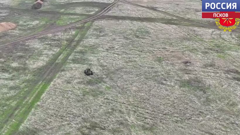 Псковские десантники отрабатывают штурм вражеских позиций с использованием наземных роботов 