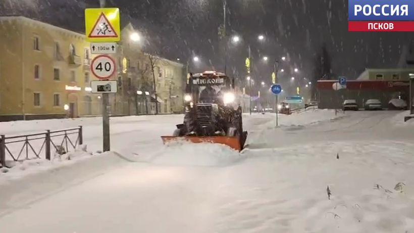 В Пскове ликвидируют последствия ночного снегопада: в уборке задействовано 30 единиц техники