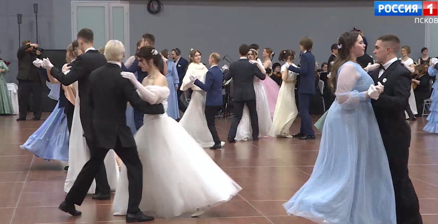 Дресс-код, салоны и классические танцы. Традиционный Сретенский молодежный бал прошел в Пскове