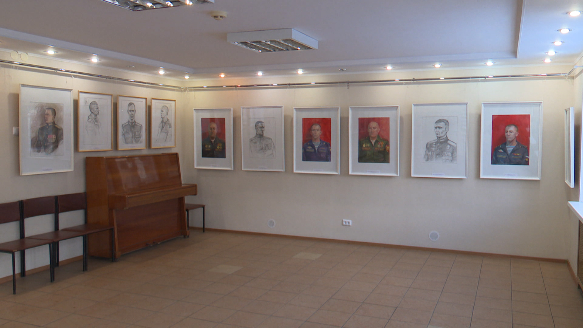 "Наши родные люди": в Пскове открылась выставка портретов героев СВО, написанных школьниками