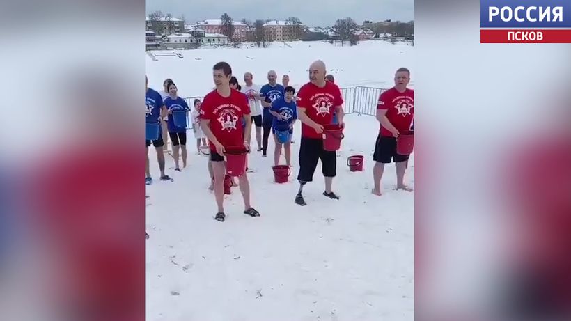 Ледяной триколор: в Пскове прошло массовое обливание в поддержку всероссийской акции