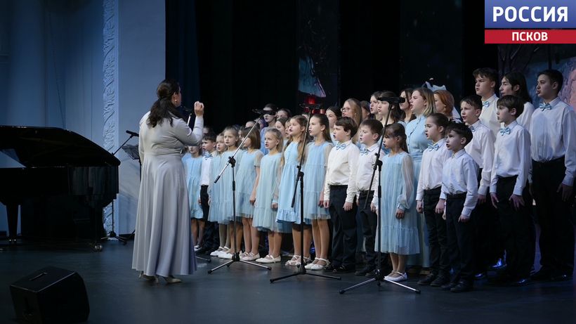 Архиерейская елка в Пскове объединила семьи и подарила праздник детям