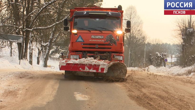 Убирают больше тысячи кубометров ежедневно. В рубрике "Портрет дорожника" расскажем о тех, кто следит за чистотой дорог в Пушкиногорском районе