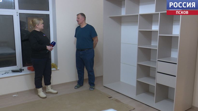 Чтобы дети выросли на традиционных ценностях. Первая семья импатриантов из Европы готовится справить новоселье на Псковщине