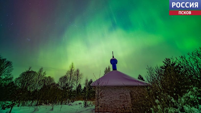 Псковский астроном Петр Митрофанов запечатлел редкое зимнее сияние над Успенской часовней в Изборске