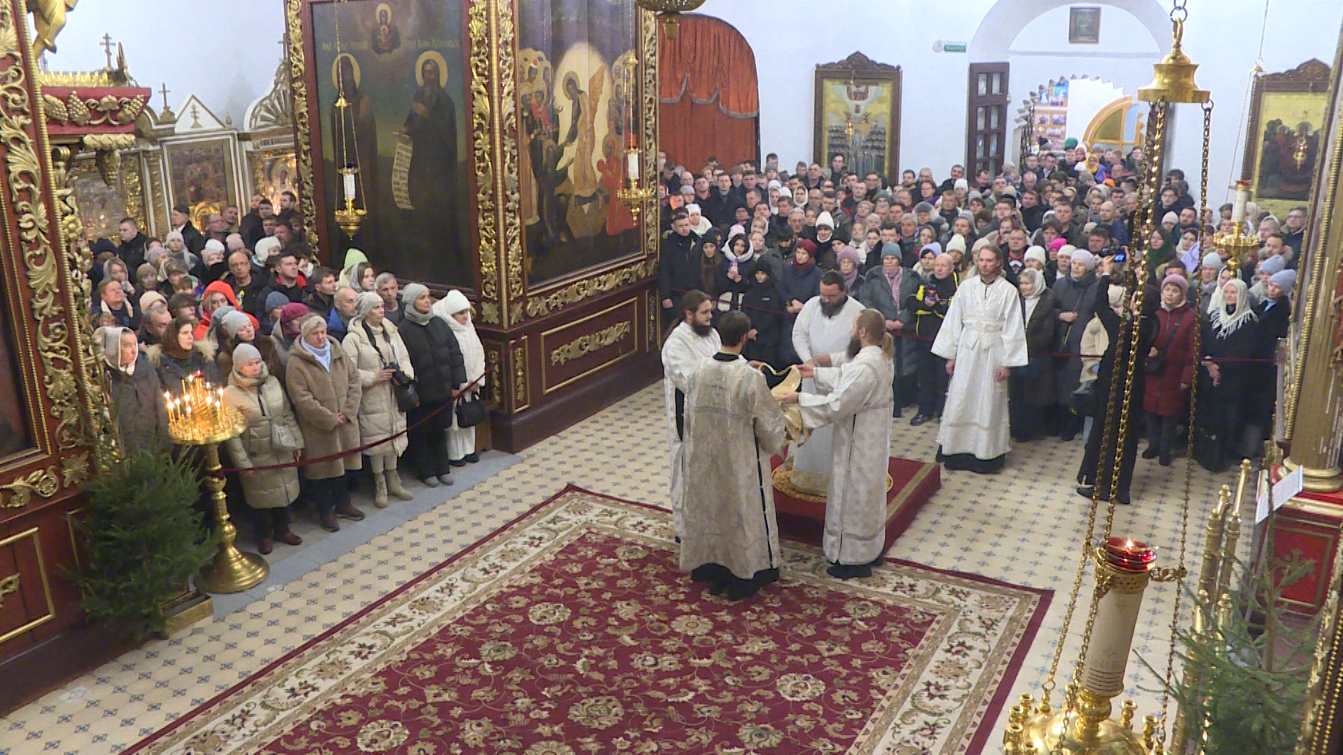 Православные сегодня отмечают Рождество. "Вести" побывали на праздничной службе в Троицком соборе