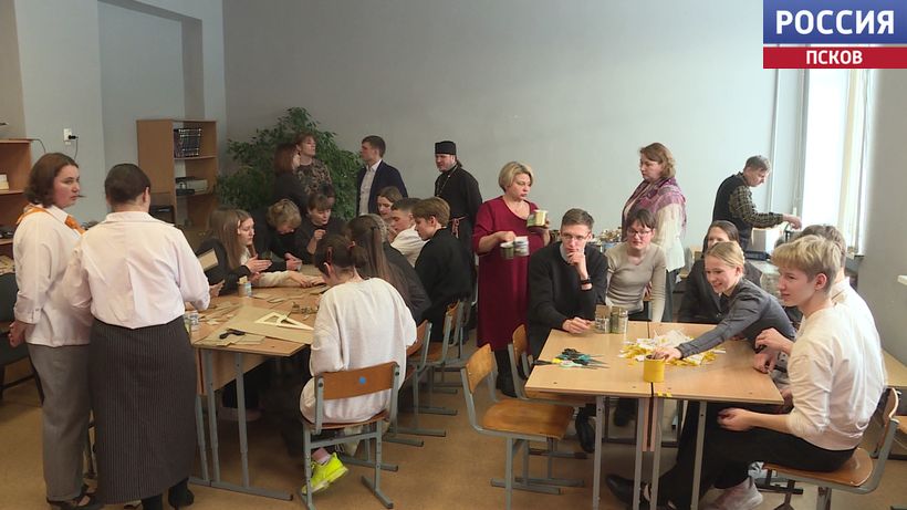 Объединились, чтобы помочь фронту. Сразу три поколения собрались в Изборской школе, чтобы делать блиндажные свечи