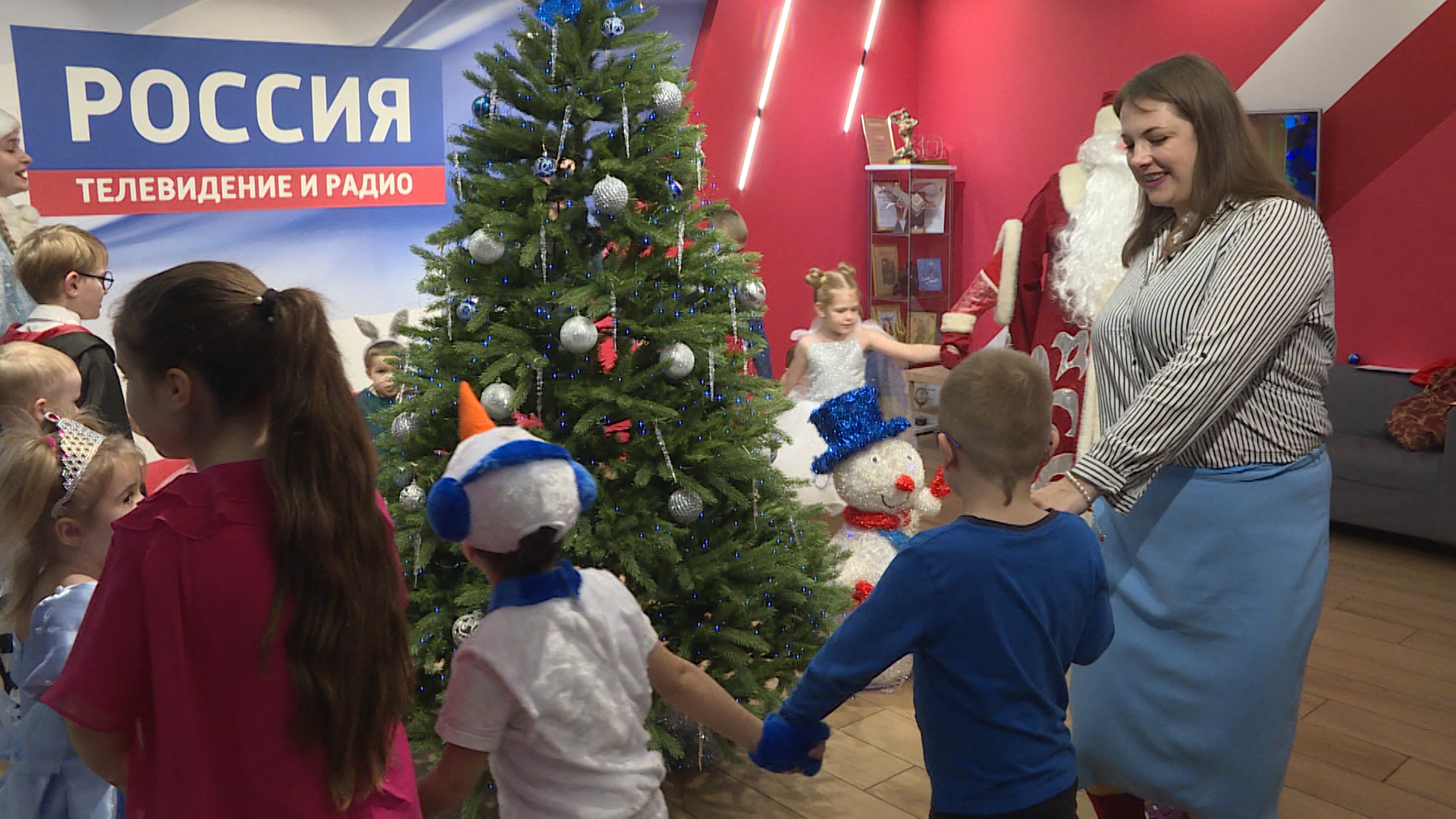 Новогодняя елка ГТРК "Псков". Дети сотрудников отметили праздник с Дедом Морозом