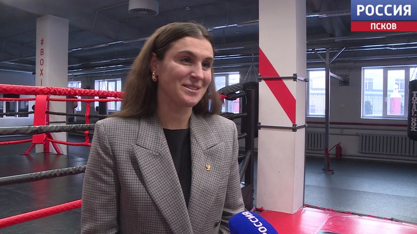 Наталья Воробьева поделилась опытом с псковскими борцами и подписала автографы