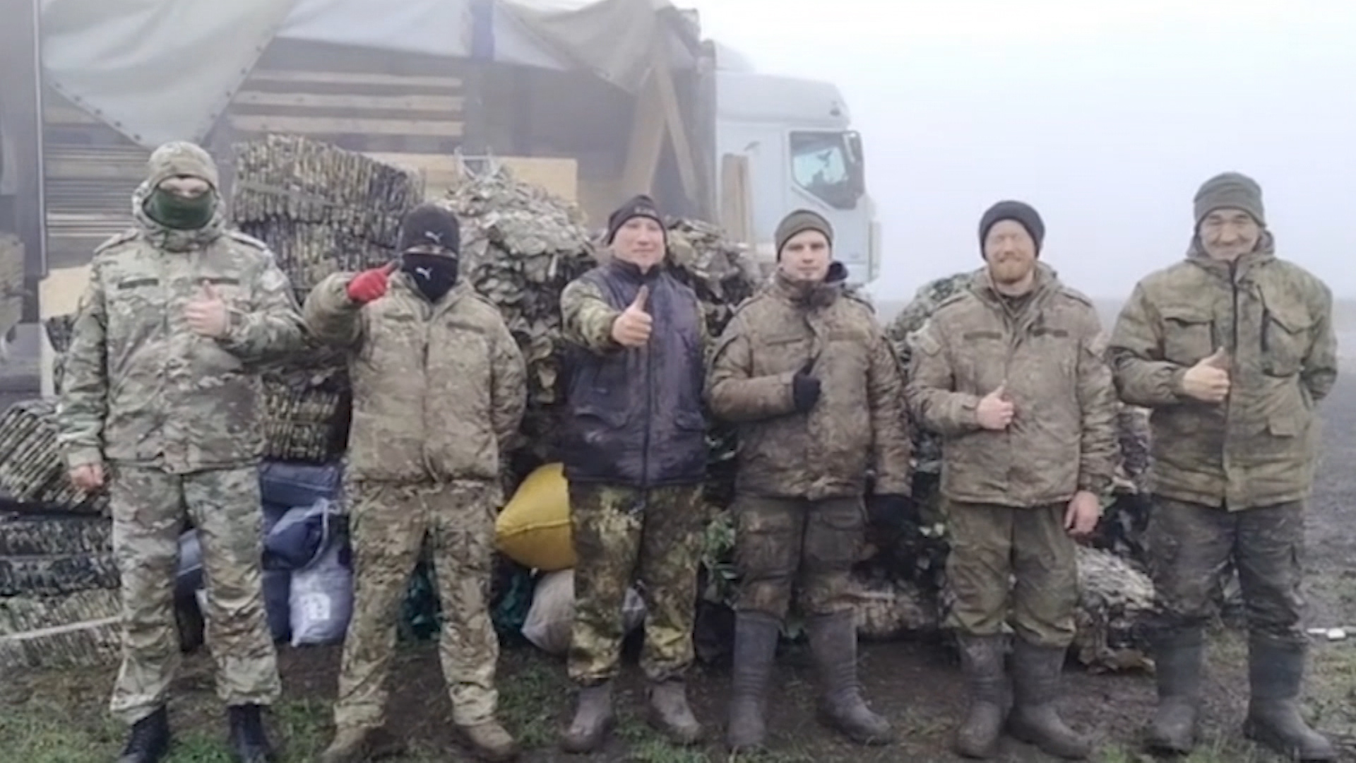 Теплую одежду, маскировочные сети и другие необходимые вещи передали бойцам СВО волонтеры группы "Альфа"