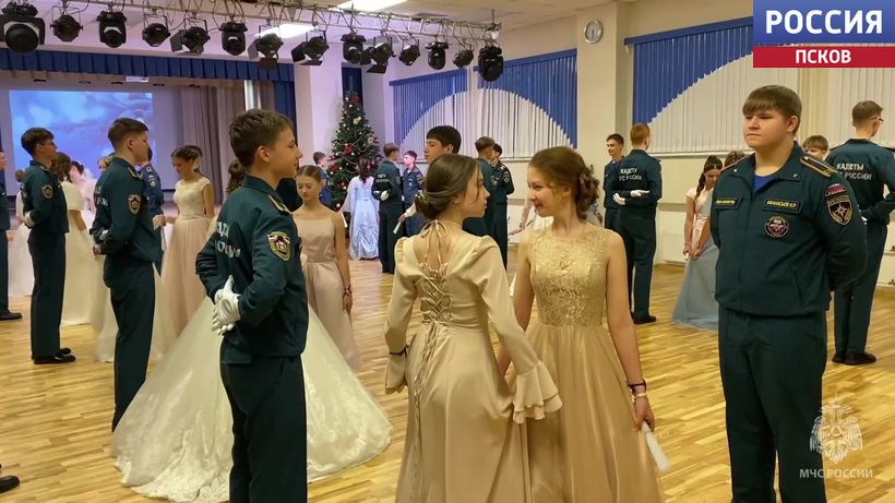 Кадеты 29-й гимназии показали классические танцы на традиционном кадетском балу