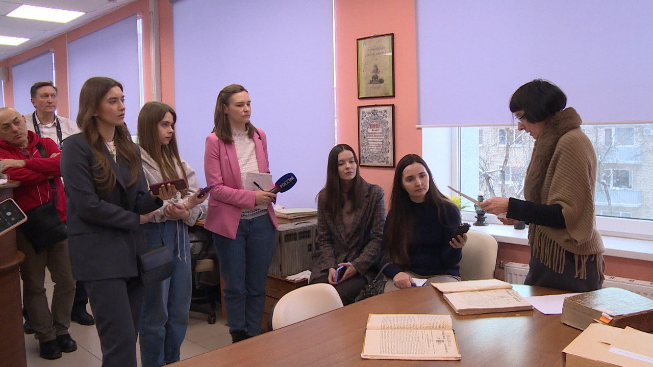 Бережное отношение. "Вести" посмотрели, как в областной библиотеке сохраняют уникальные газеты прошлого века