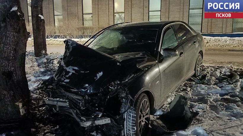 Столкновение машин, пьяный водитель и возгорание в бане: события одной дорожной хроники Псковской области