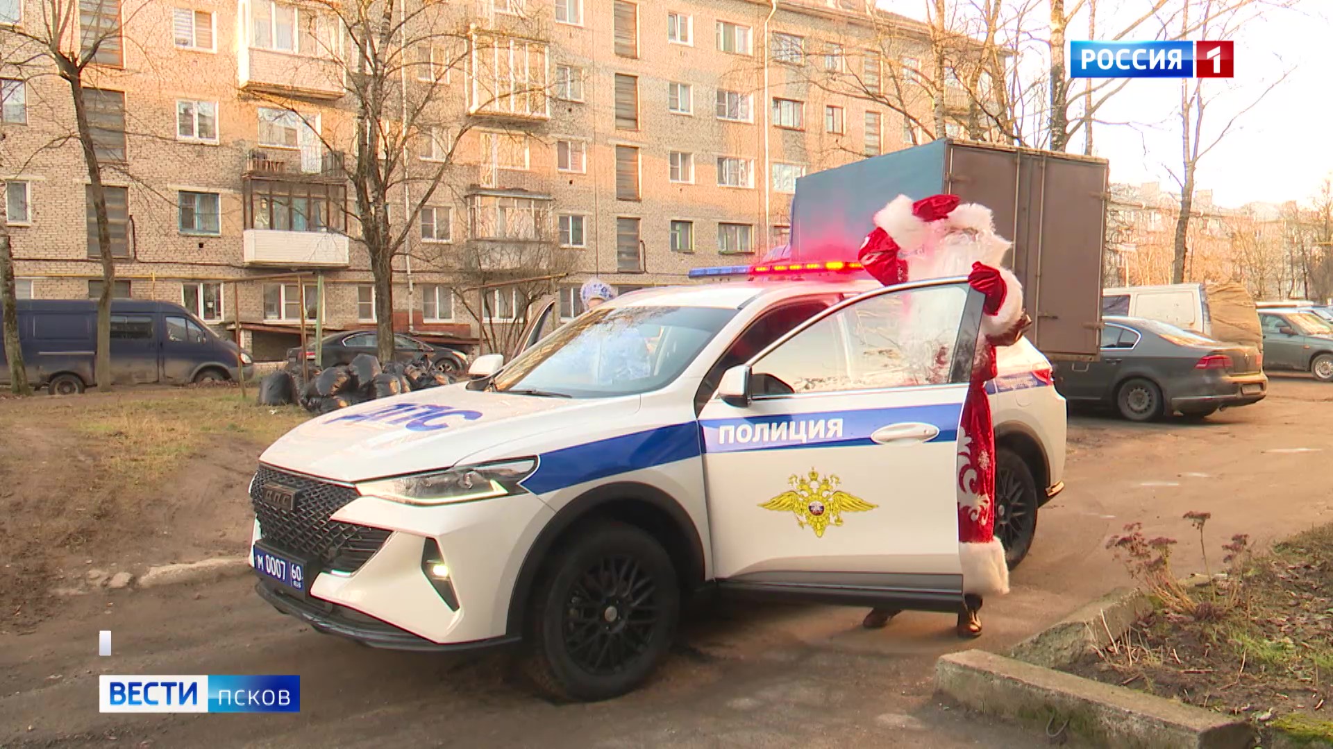 Сотрудники УМВД поздравили нуждающиеся семьи Псковской области с Новым годом