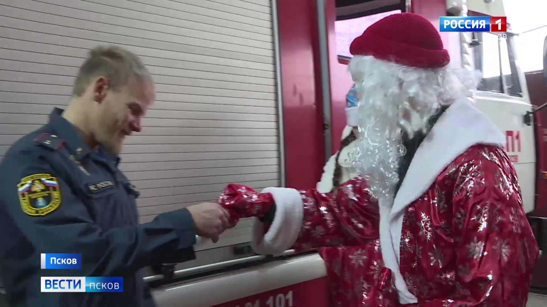 Отжимания вместо песен. Дед Мороз и Снегурочка навестили пожарных на службе