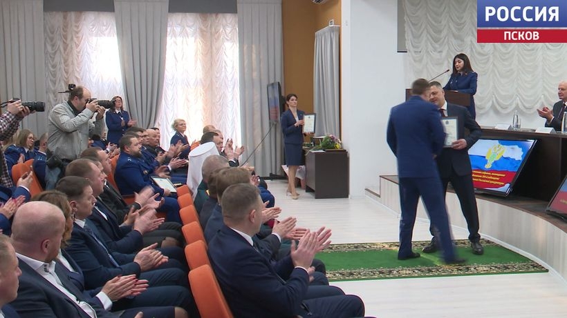 Высокие показатели работы. Михаил Ведерников вручил сотрудникам региональной прокуратуры благодарственные письма