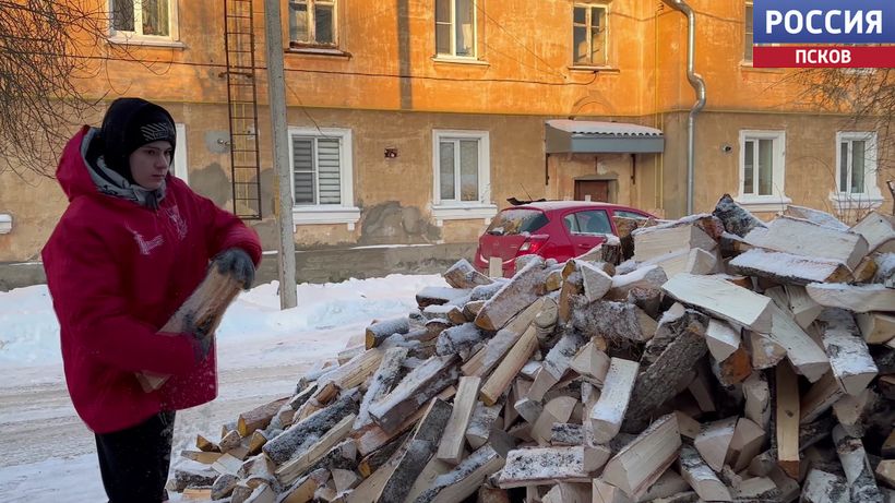 Волонтеры помогли сложить дрова великолучанке, у который сын и брат находятся в зоне СВО 