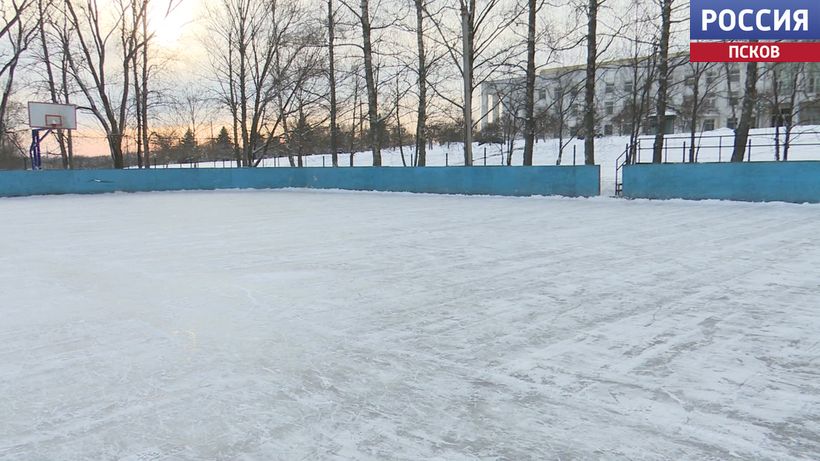 В Пушкинских Горах открылся бесплатный каток с искусственным освещением