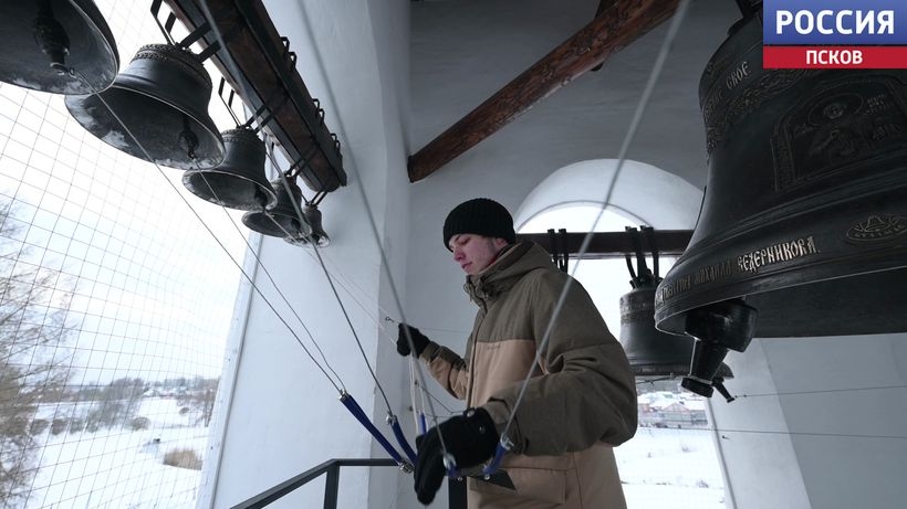 На отреставрированной колокольне Стефановской церкви Мирожского монастыря установили новые колокола