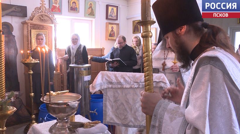 И мороз – не помеха. Сотни псковичей пришли отпраздновать Крещение в купели