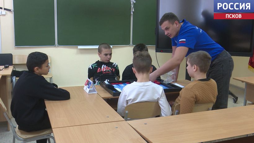 Ученики Псковской школы-интерната учатся играть в нарды