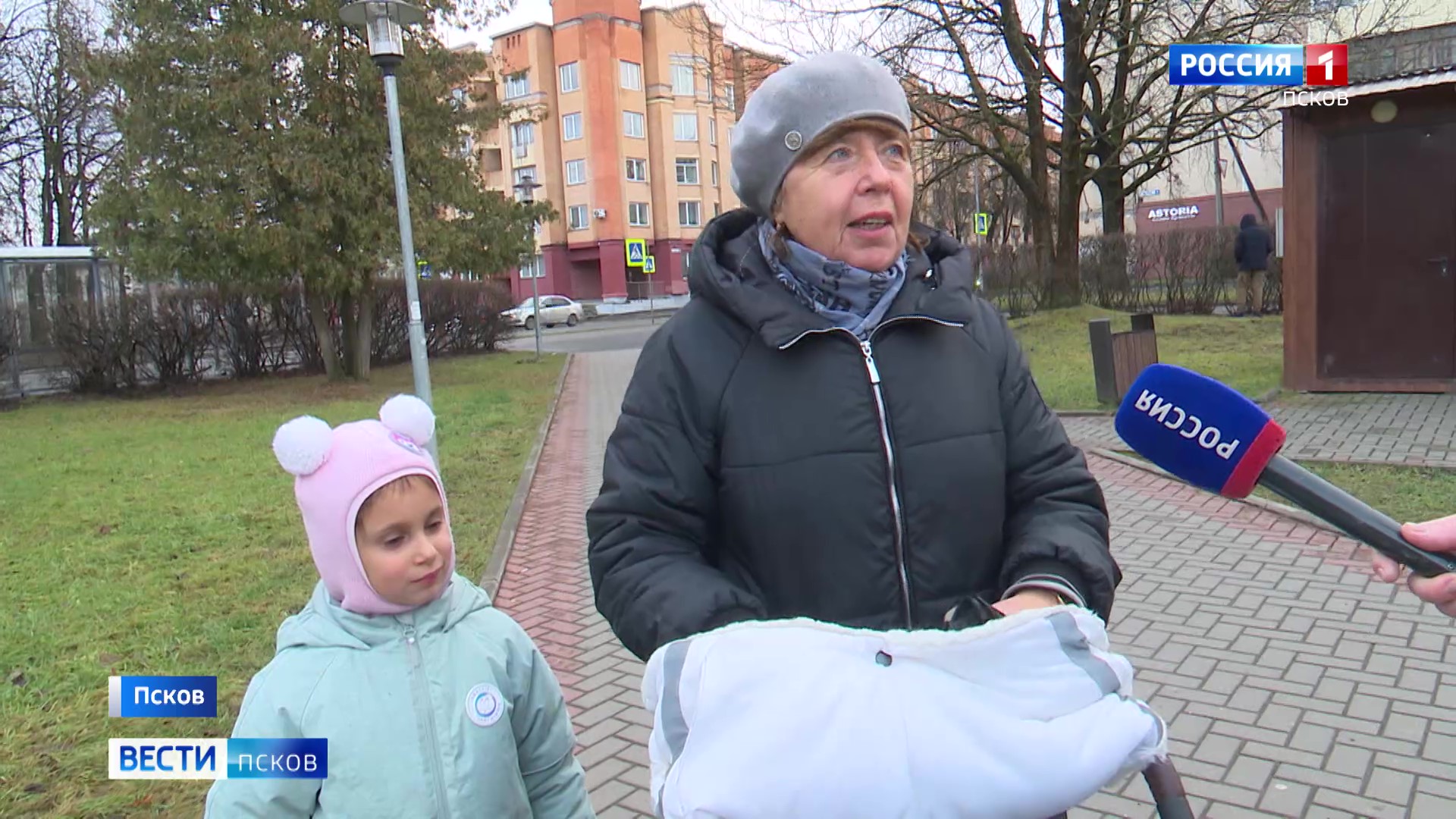 Что хотят в подарок псковичи? Опрос на улицах города о любимых новогодних сюрпризах