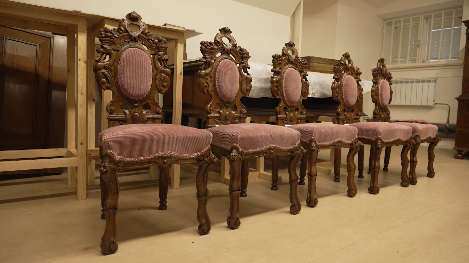 Спасенные от огня: реставраторы восстановили уникальные стулья из усадьбы Римского-Корсакова