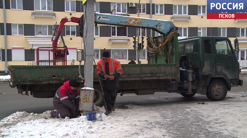 Светофор на Октябрьской площади в Пскове снова восстановлен после декабрьского ДТП