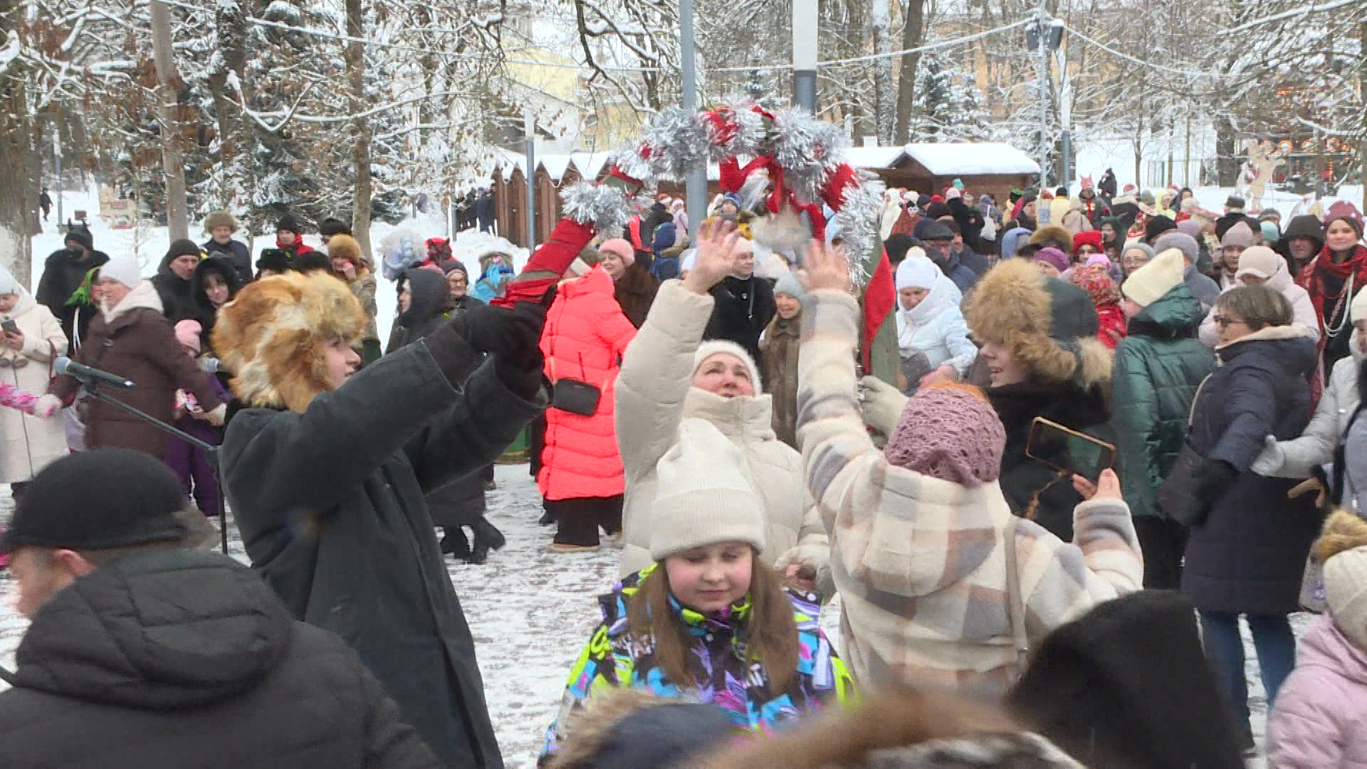 Хороводы, чай у костра и гадания. Святочные гуляния прошли в нацпарке "Себежский"