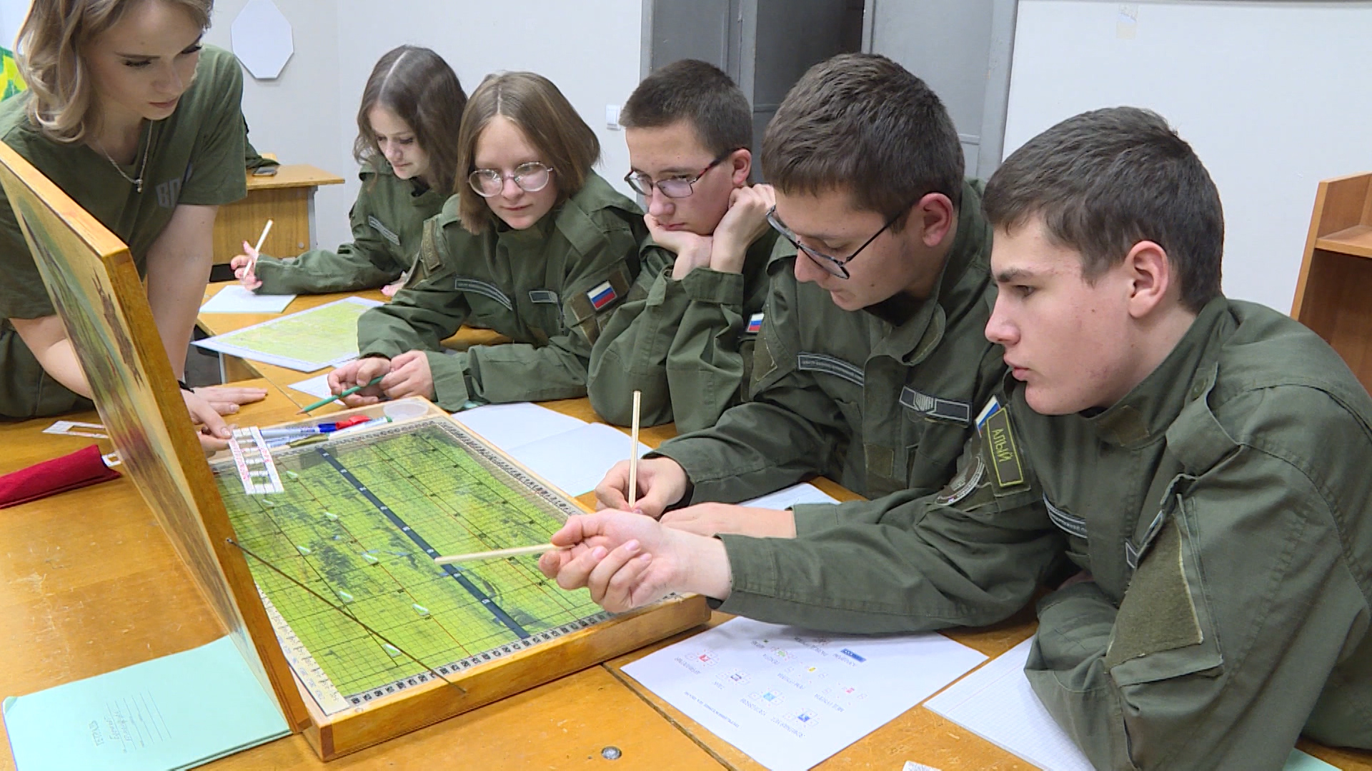 Курсанты центра "ВОИН" учатся играть в "Русский артиллерийский бой"