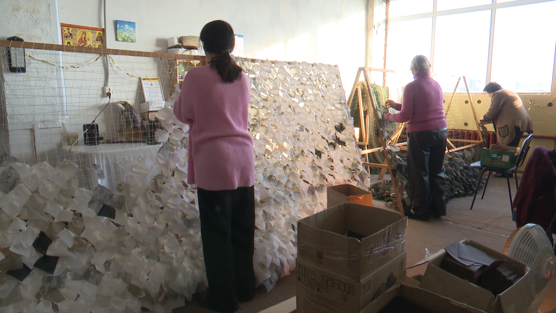 Пожилым волонтерам срочно требуются помощники для изготовления 100 маскировочных сетей