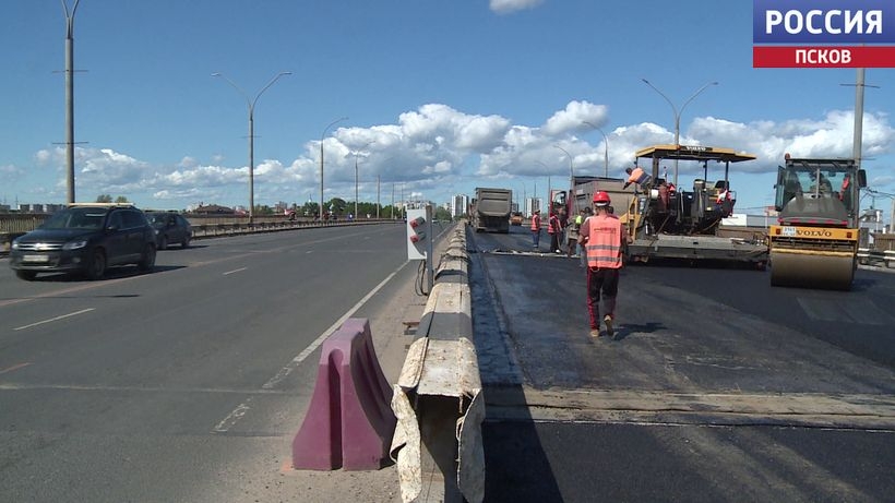 На мосту Александра Невского в Пскове уложили верхний слой асфальта