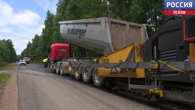 В Гдовском округе ремонтируют дорогу Гдов-Полично-Подолешье. "Вести" познакомились с специалистами