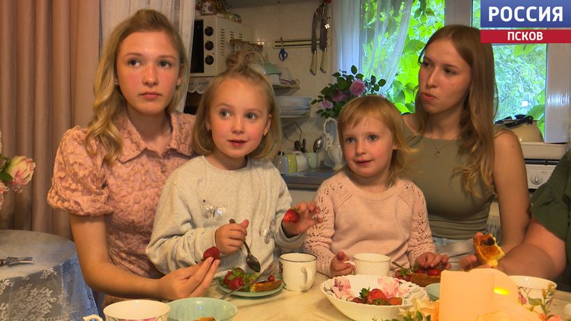 От мегаполиса к деревне: как семья Абрамкиных возродила деревню Славницы и стала "Семьей года"