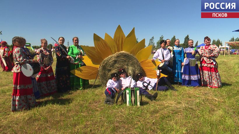 В Палкинском районе прошел фестиваль "Сенокосная пора" с песнями, косьбой и самоваром