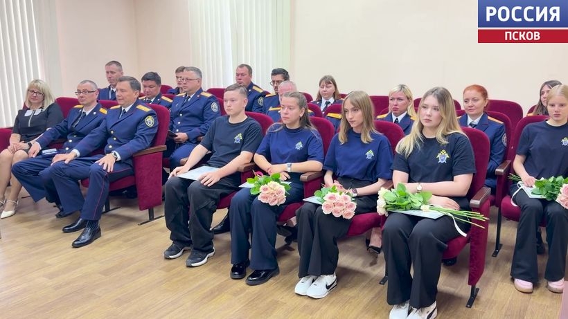 Ведомственные награды и почетные грамоты вручили следователям в Псковской области