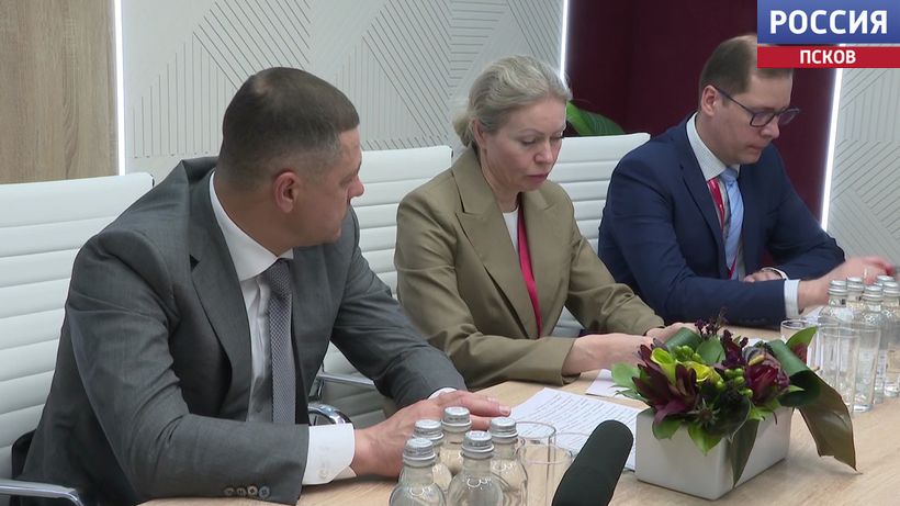 Михаил Ведерников на ПМЭФ обсудил с руководством банка "Россия" сотрудничество и инвестпроекты
