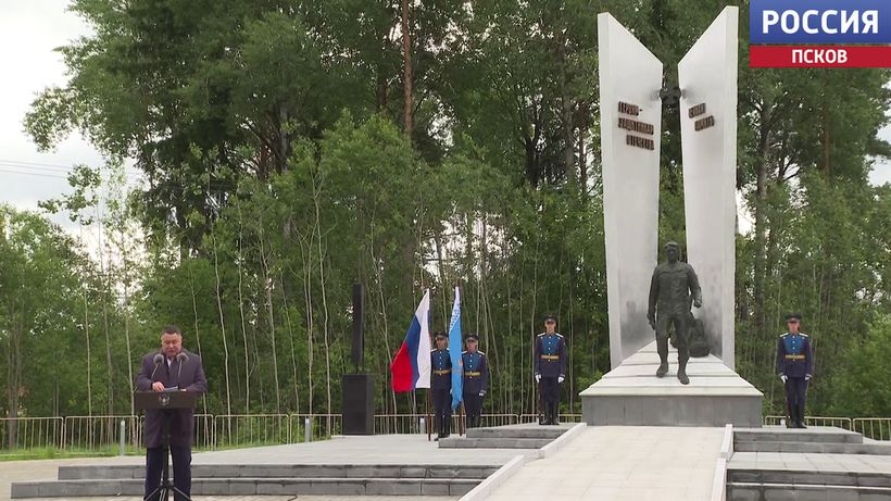 Мемориальный комплекс защитникам Отечества открыли на кладбище "Белый мох" в Пскове