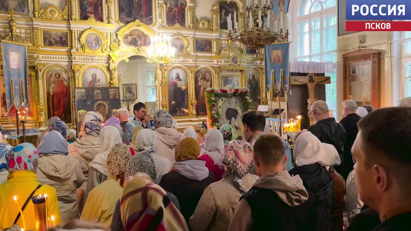В Пскове прошел крестный ход в честь "Любятовской" иконы Божией Матери