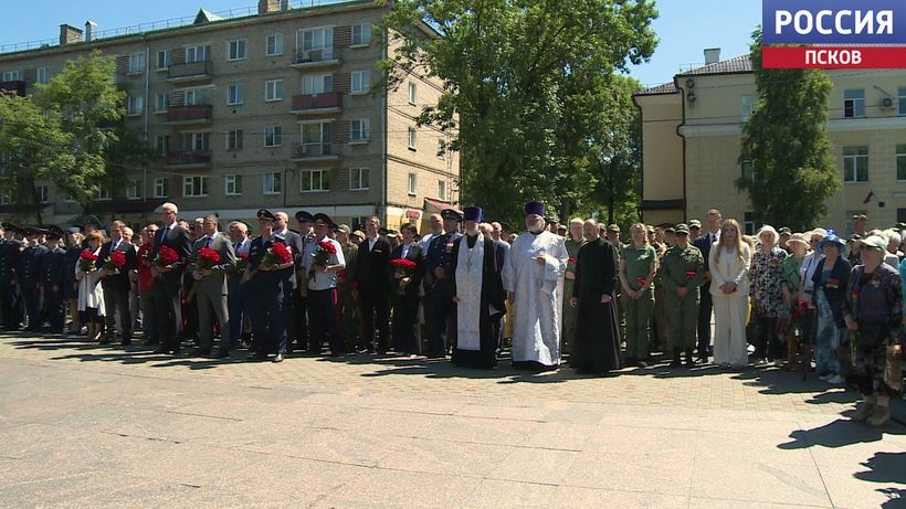 В День памяти и скорби псковичи возложили цветы к Вечному огню на площади Победы