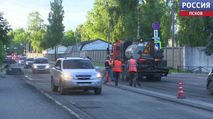 На улице Маргелова в Пскове за ночь отремонтировали дорогу