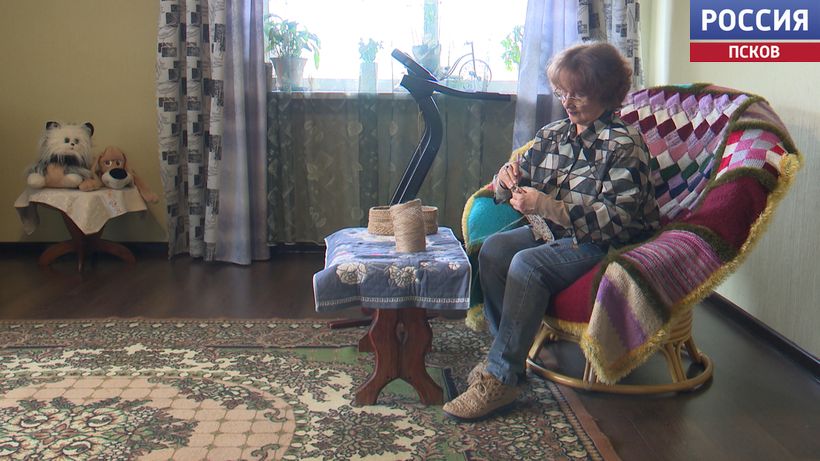Золотые руки. "Вести" познакомились с рукодельницей из Идрицы, которой подвластны и бисер, и кожа, и джут