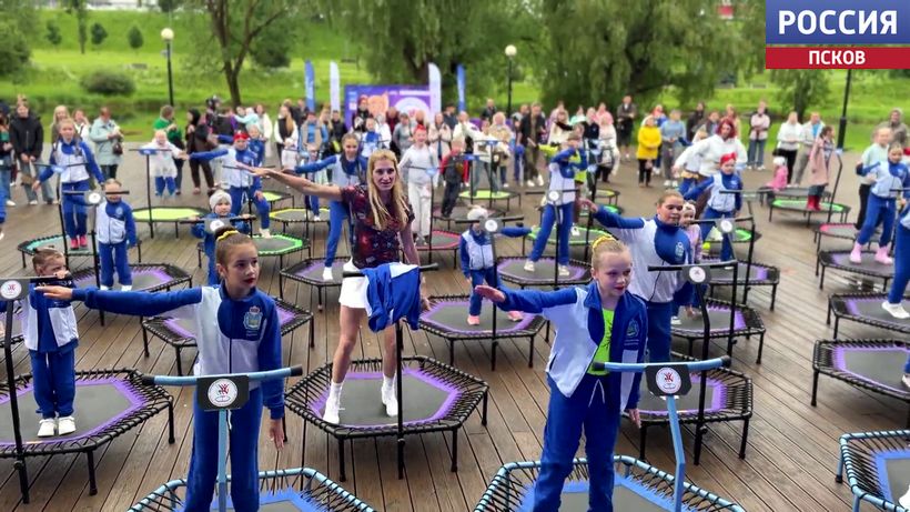 Сотни псковичей стали участниками "Вики Феста" в парке Строителей: акробатика, пилон и джампинг-фитнес