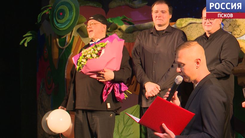 На сцене даже в день рождения. Главный художник Псковского театра кукол Евгений Бондаренко отмечает юбилей