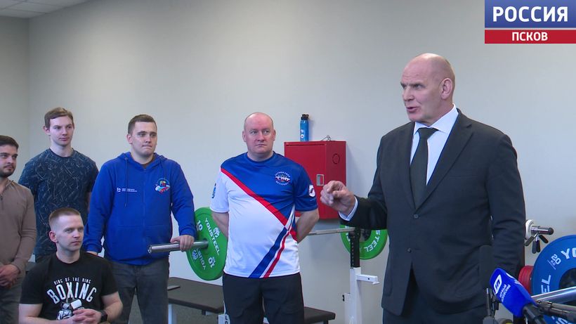 Легендарный Александр Карелин встретился в Пскове с ветеранами СВО и юными спортсменами 