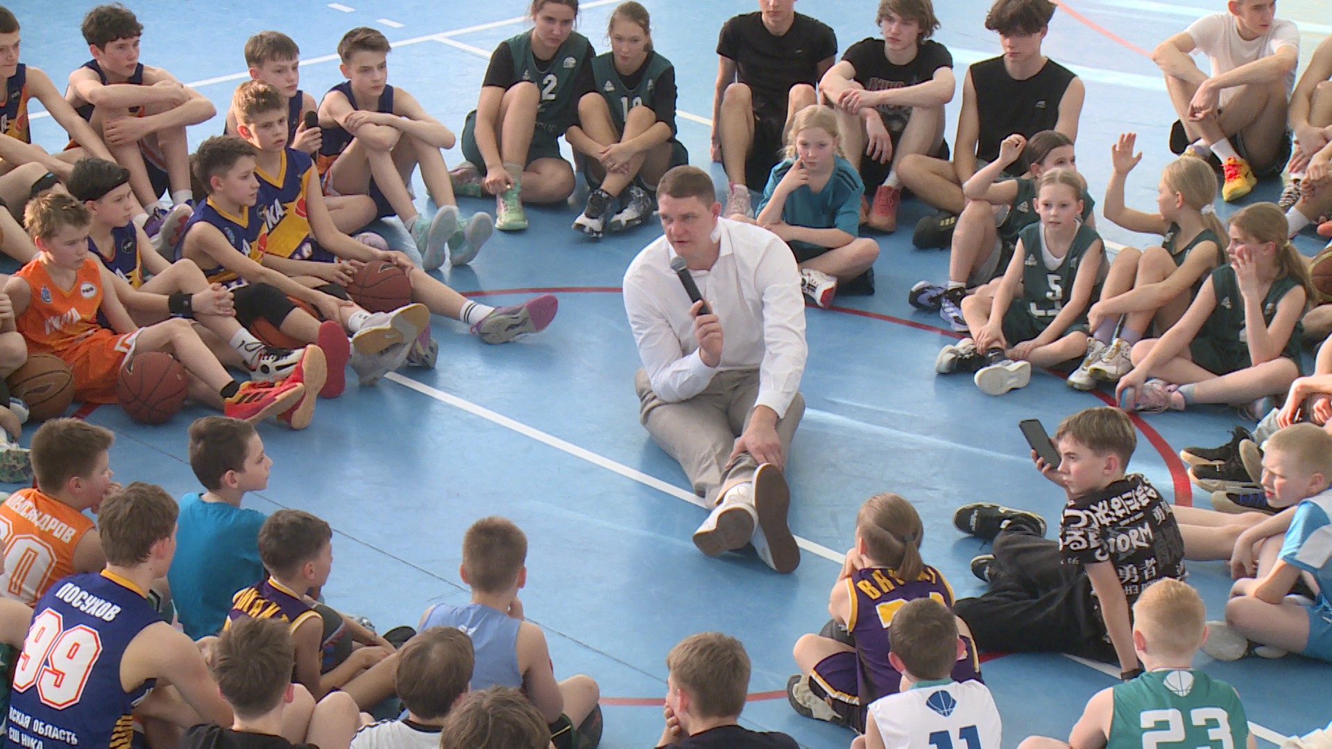 Первый российский чемпион NBA Тимофей Мозгов встретился с юными спортсменами в Пскове