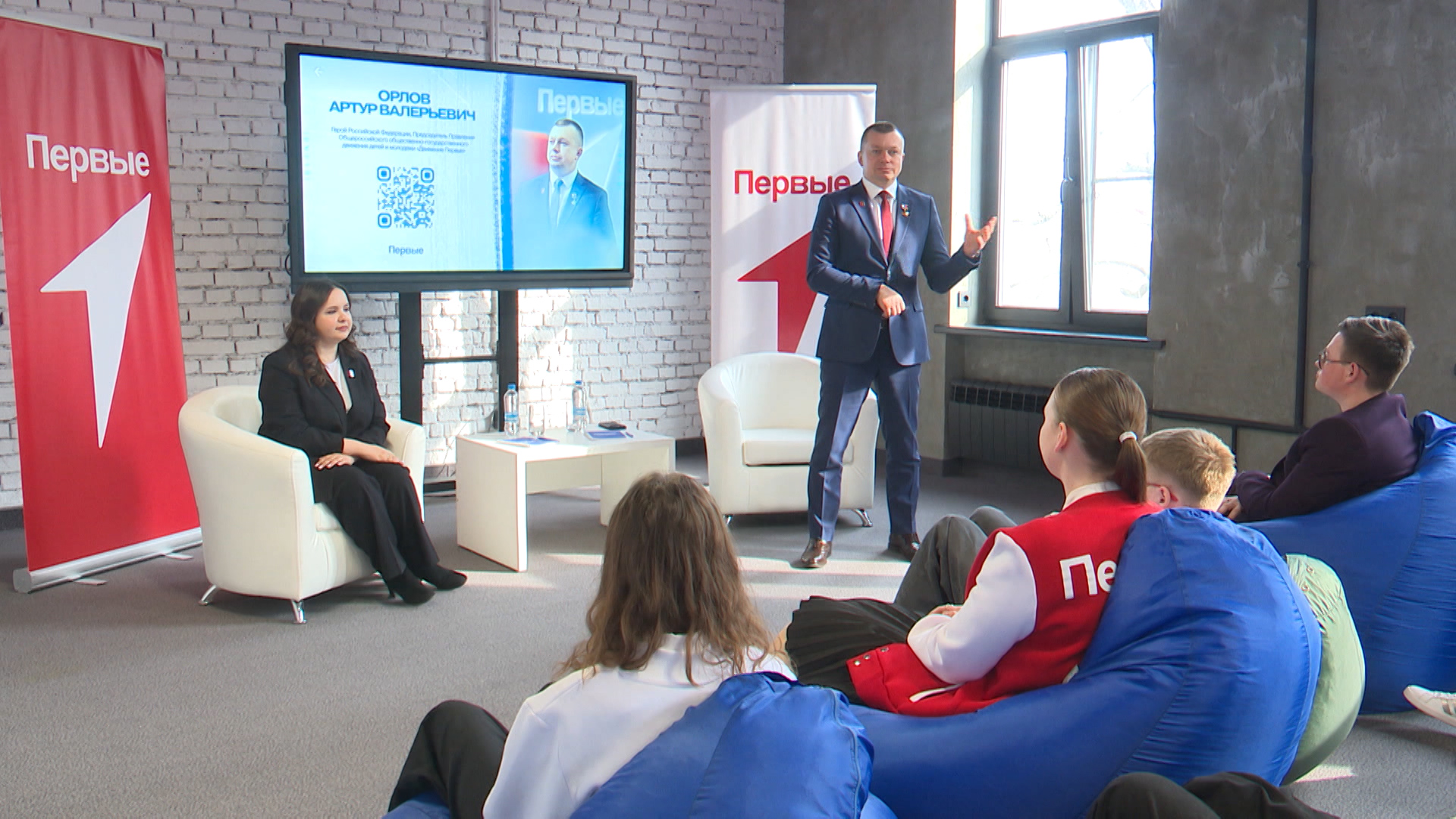 Председатель правления "Движения Первых", герой России Артур Орлов, пообщался с юными псковичами