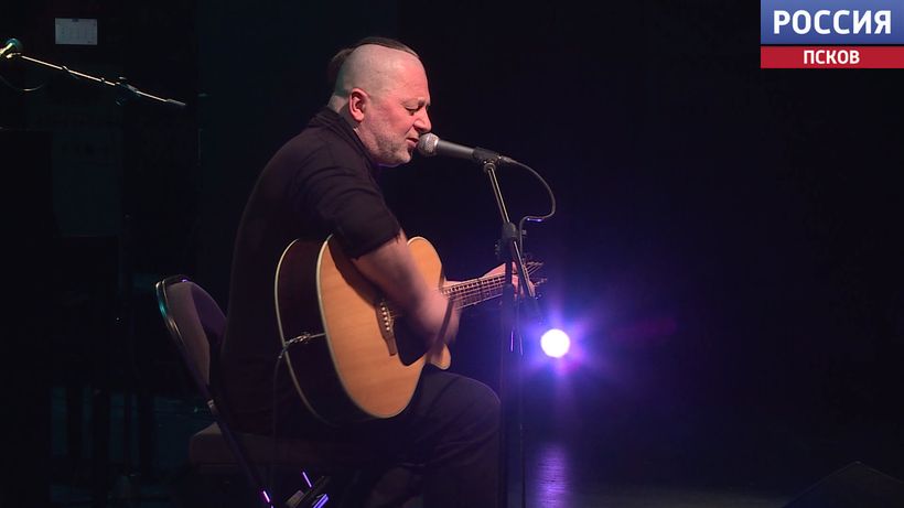 Камерный концерт для женщин: лидер "Агаты Кристи" выступил перед волонтерами и общественницами в Пскове