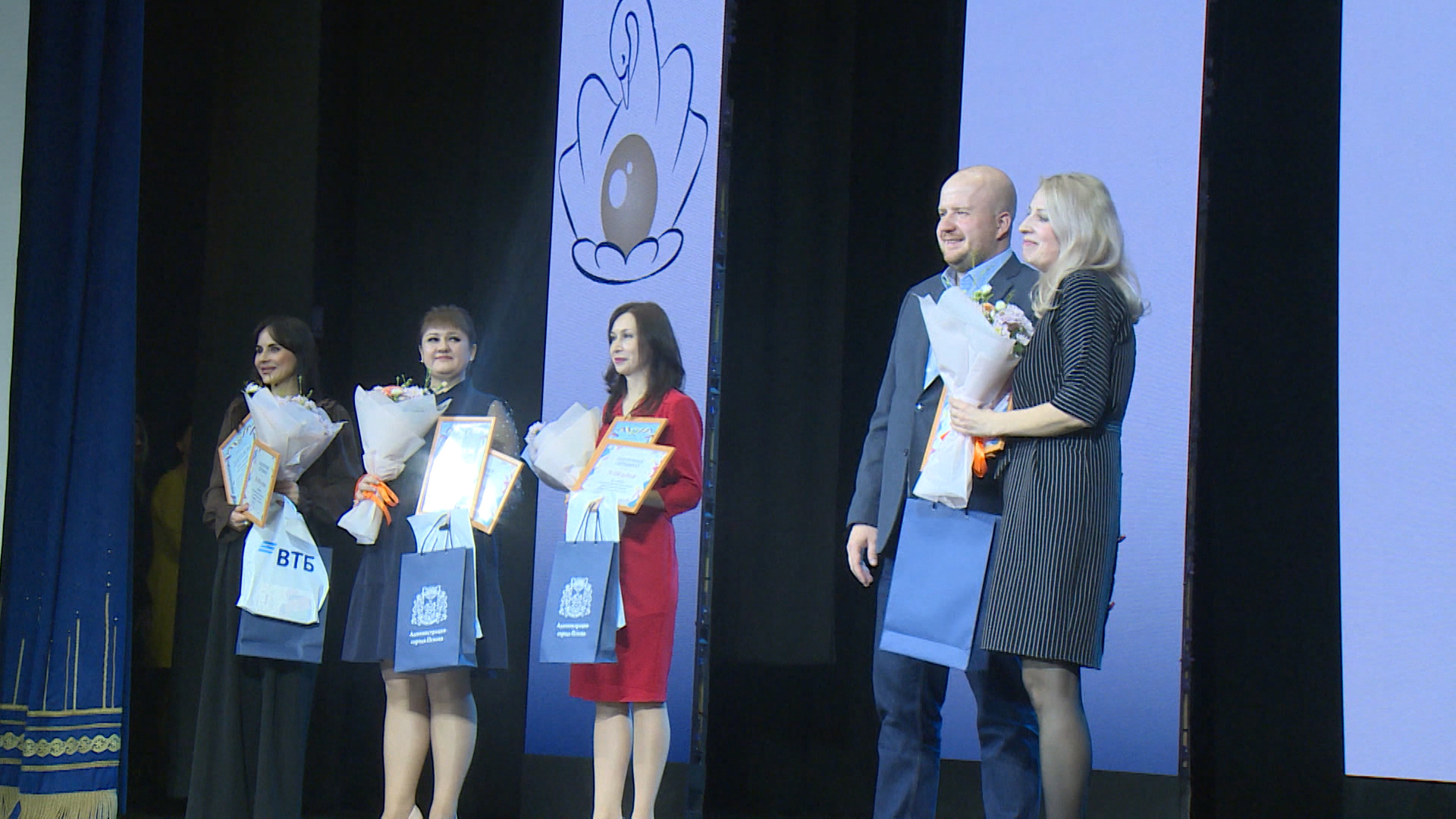 Победителей конкурсов "Учитель года" и "Воспитатель года" наградили в Пскове